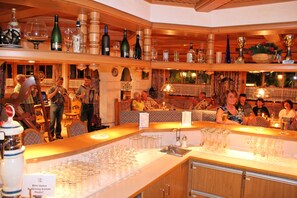 Doppel- oder Zweibettzimmer, Balkon, Bergblick | Bar (in der Unterkunft)