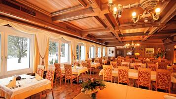 Doppel- oder Zweibettzimmer, Balkon, Bergblick | Speisen