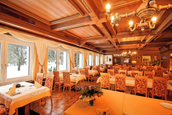 Standard Double or Twin Room, Balcony, Mountain View | Dining