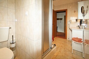 Standard-Dreibettzimmer, Balkon, Bergblick | Badezimmer | Dusche, Handtücher, Shampoo
