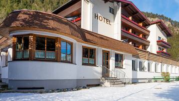 Quarto casal ou duplo, sacada, vista para a montanha | Fachada