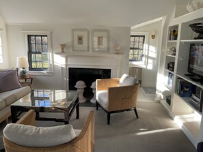 Living area - Cozy 2-bedroom cottage in Quidnet area, close to golf course and ocean. (Nantucket)
