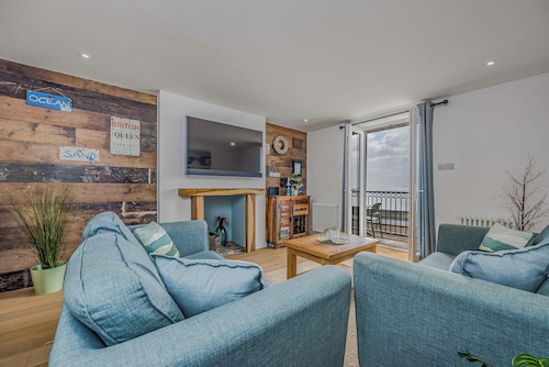 Tasteful, Seafront Family Flat - Pass the Keys