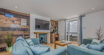 Tasteful, Seafront Family Flat - Pass the Keys