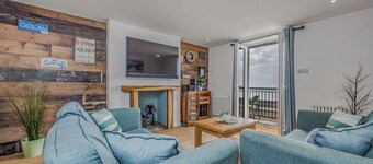 Tasteful, Seafront Family Flat - Pass the Keys