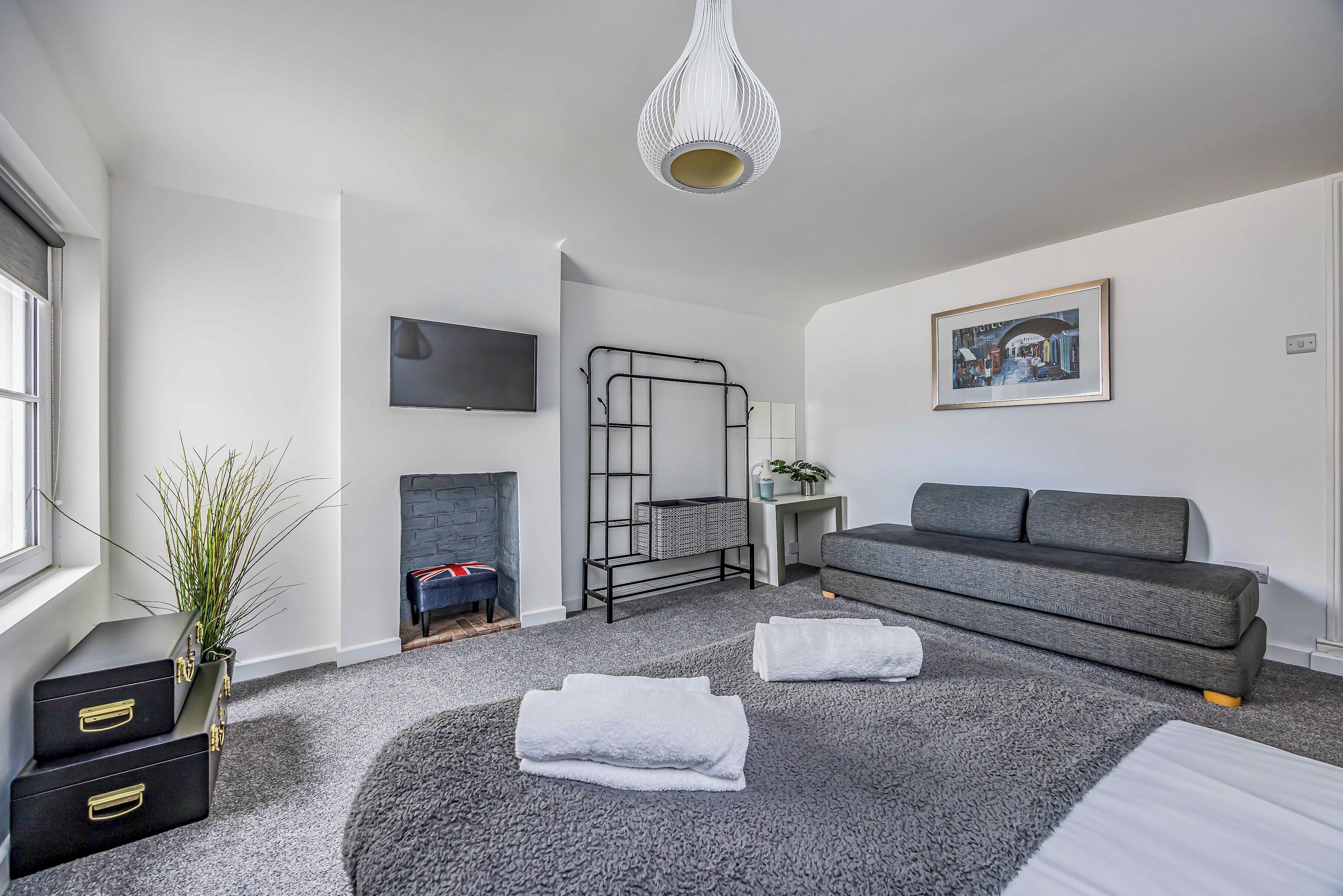 Tasteful, Seafront Family Flat - Pass The Keys - Pagham