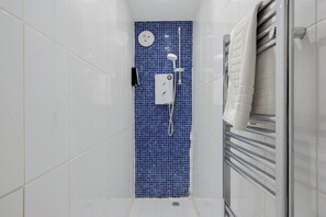 Shower, hair dryer, towels - High Street Apartment - Pass the Keys (Whitstable)