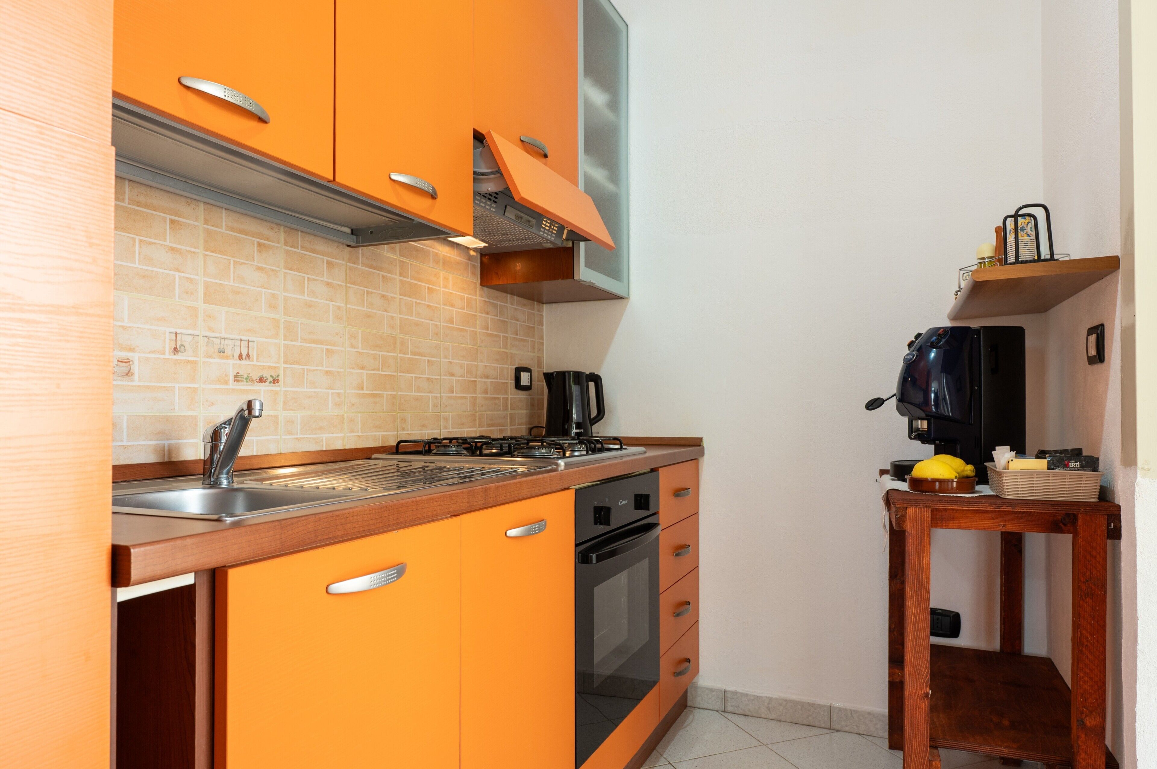 Fridge, oven, stovetop, coffee/tea maker