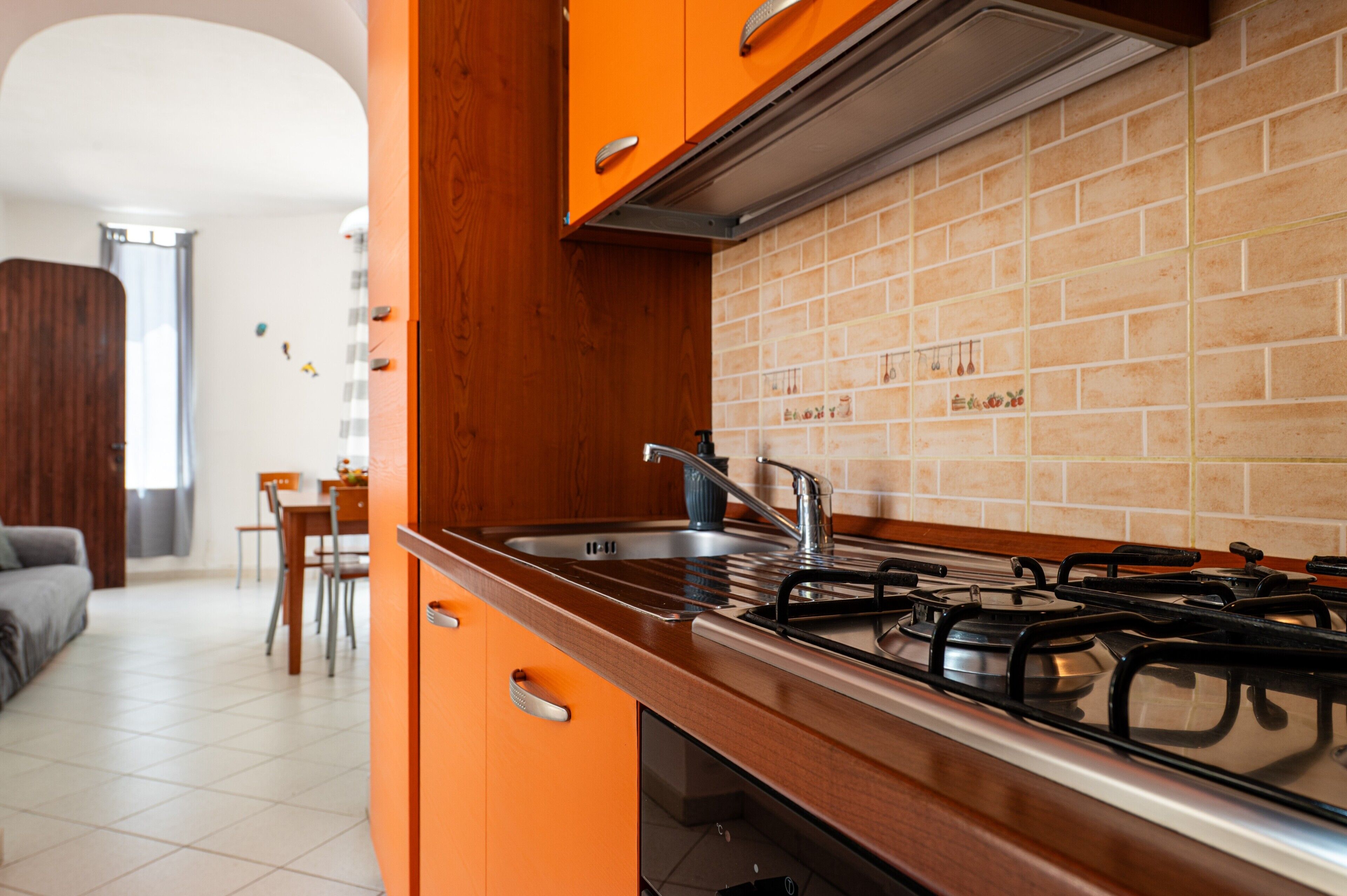 Fridge, oven, stovetop, coffee/tea maker