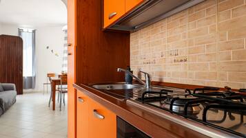 Fridge, oven, stovetop, coffee/tea maker