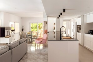 Interior - Holiday Home 'Villa Ichtys in Cala Moragues' with Sea View, Wi-Fi and Air Conditioning (Andratx)