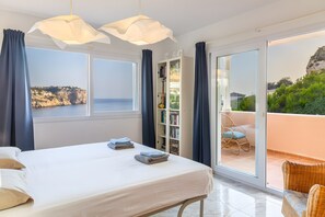 6 bedrooms, iron/ironing board, WiFi, bed sheets - Holiday Home 'Villa Ichtys in Cala Moragues' with Sea View, Wi-Fi and Air Conditioning (Andratx)