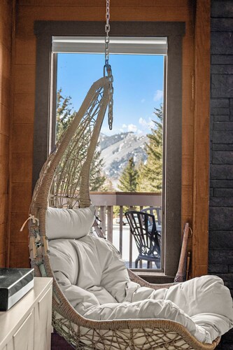 Mountain chic Snowcreek condo at the base of Dollar Mountain in Sun Valley!