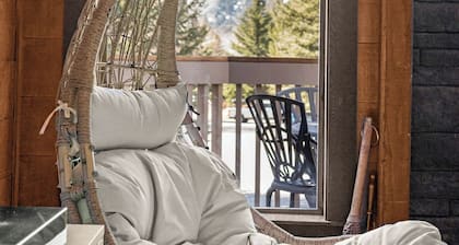 Mountain chic Snowcreek condo at the base of Dollar Mountain in Sun Valley!