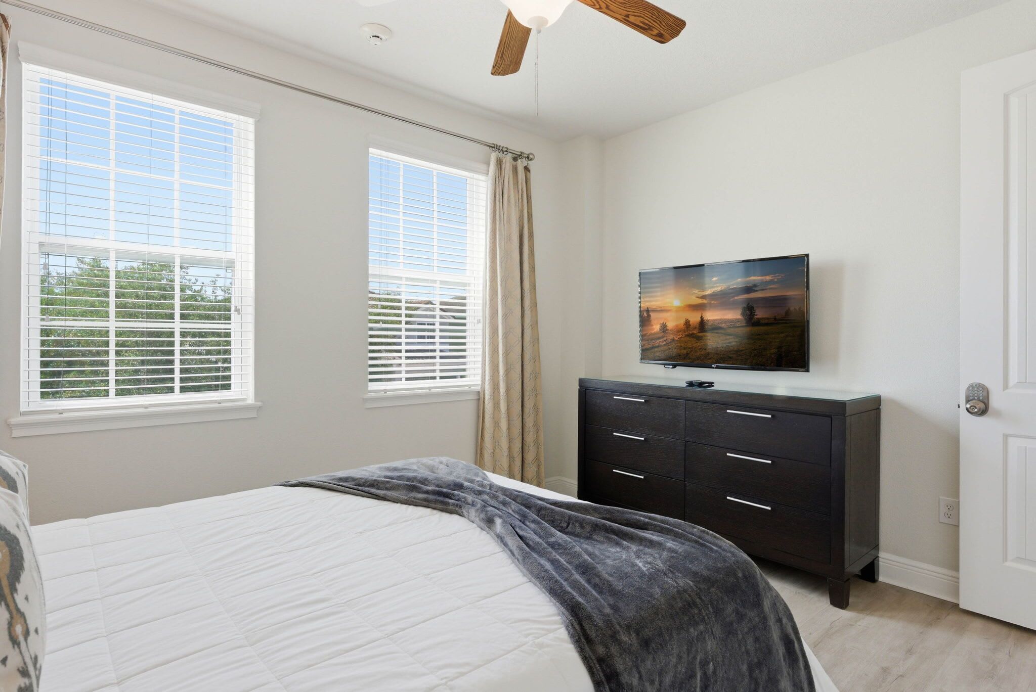 8 bedrooms, desk, iron/ironing board, travel cot