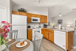 Fridge, microwave, oven, stovetop - Coastal Charm! Family-Friendly Value Near Disney! (Davenport)
