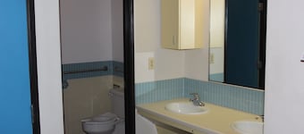 Efficiency Apartment! 40 mins from Theodore Roosevelt Presidential Library!