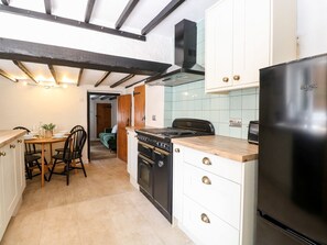 Dishwasher, cookware/dishes/utensils - Vintner's Cottage (Norwich)