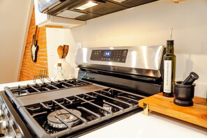 Private kitchen - Stylish 2BR Townhome • 2 Full Baths • Game Room • Near Center City (Philadelphia)