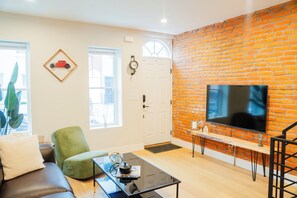 Living area - Stylish 2BR Townhome • 2 Full Baths • Game Room • Near Center City (Philadelphia)