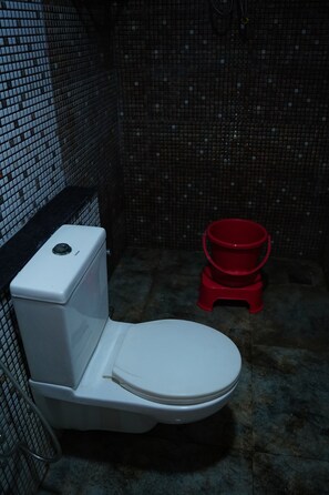 Luxury Triple Room, City View | Bathroom - LIVZO - PINK HOUSE (Ahmedabad)