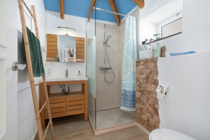 Douche, serviettes fournies