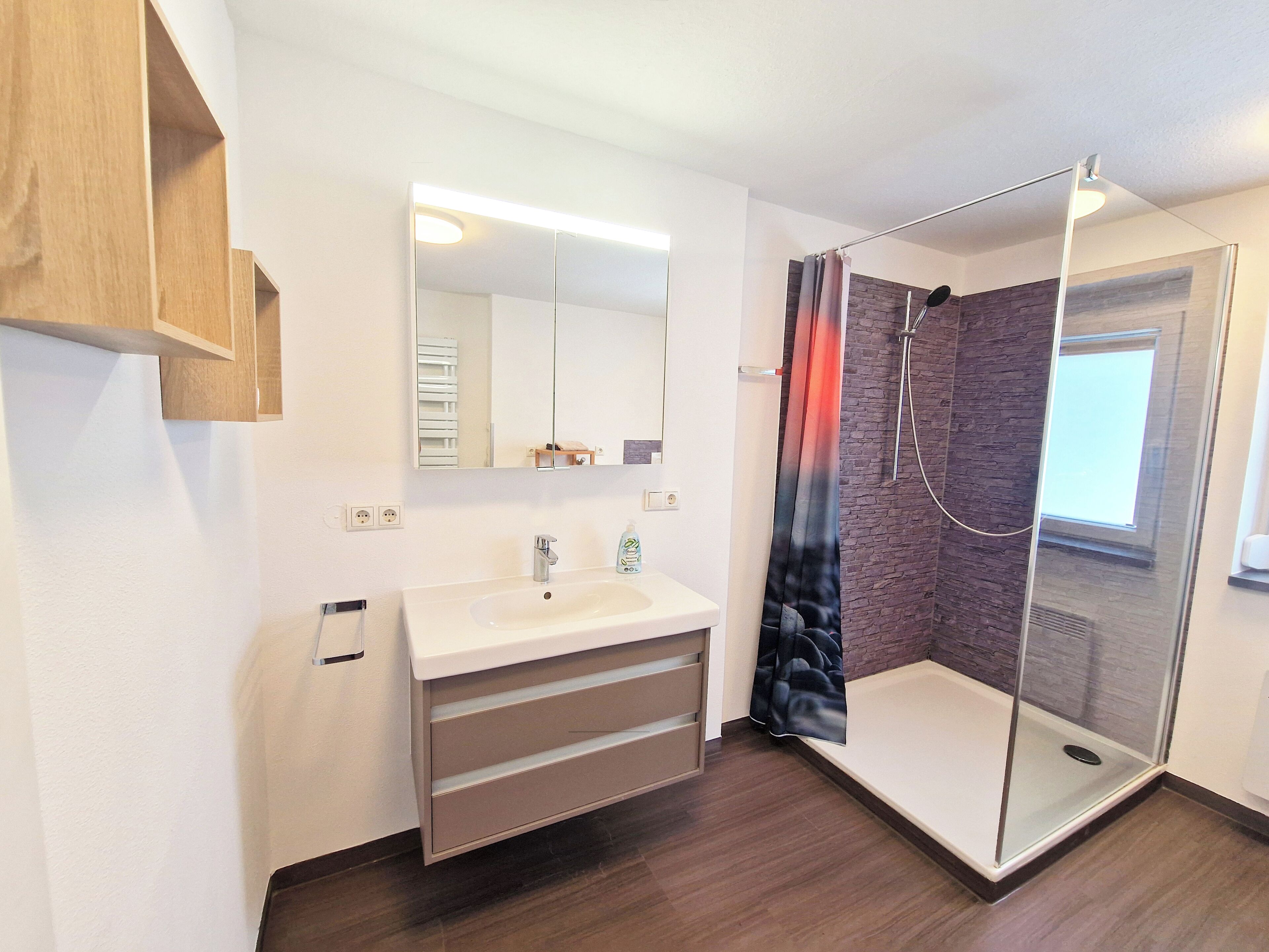 Dusche, Handtücher, Seife, Toilettenpapier