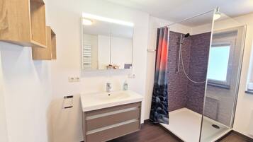 Dusche, Handtücher, Seife, Toilettenpapier