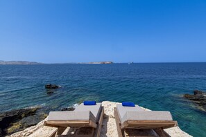 Property grounds - Infinity House, Perched majestically on a cliff along the island’s western coast (Paros)