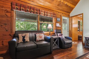 Fireplace, video games, table football - Cozy* Secluded*Firepit*Hot Tub*Seeps 7 (Pigeon Forge)