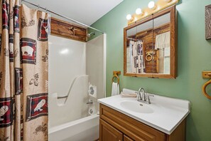 Shower, hair dryer, towels - Cozy* Secluded*Firepit*Hot Tub*Seeps 7 (Pigeon Forge)