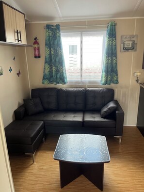 Living area - Mobil-home 6 pers - 3 bedrooms - Camping 4⭐ Les Salins de la Gardiole (Vic-la-Gardiole)