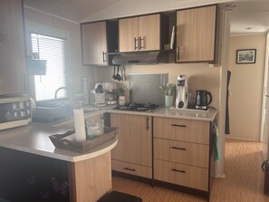 Private kitchen - Mobil-home 6 pers - 3 bedrooms - Camping 4⭐ Les Salins de la Gardiole (Vic-la-Gardiole)