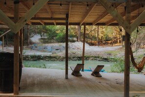 Property grounds - Cozy 1-bedroom cabin in peaceful Newberry with AC (Newberry)