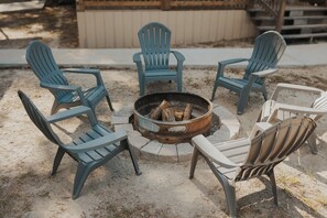 Property grounds - Cozy 1-bedroom cabin in peaceful Newberry with AC (Newberry)