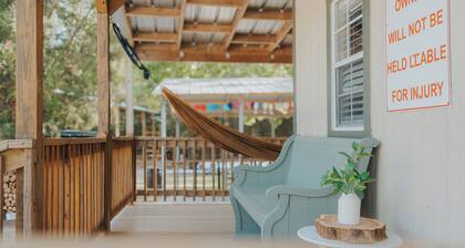 Cozy 1-bedroom cabin in peaceful Newberry with AC