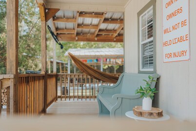 Cozy 1-bedroom cabin in peaceful Newberry with AC