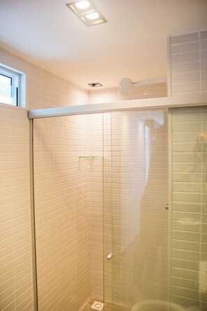 Basic-Apartment | Badezimmer | Dusche, Regendusche, Handtücher, Toilettenpapier