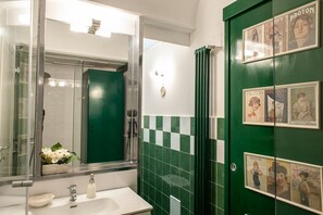 Shower, bidet, shampoo - Villa Margi · Pool · Sea View (Vico Equense)
