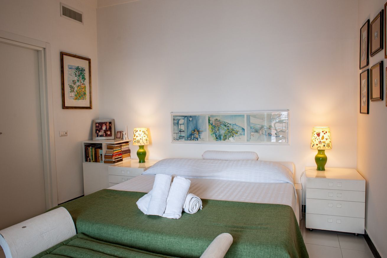 5 camere, una scrivania, ferro/asse da stiro