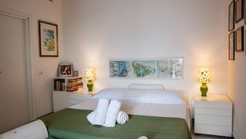5 camere, una scrivania, ferro/asse da stiro