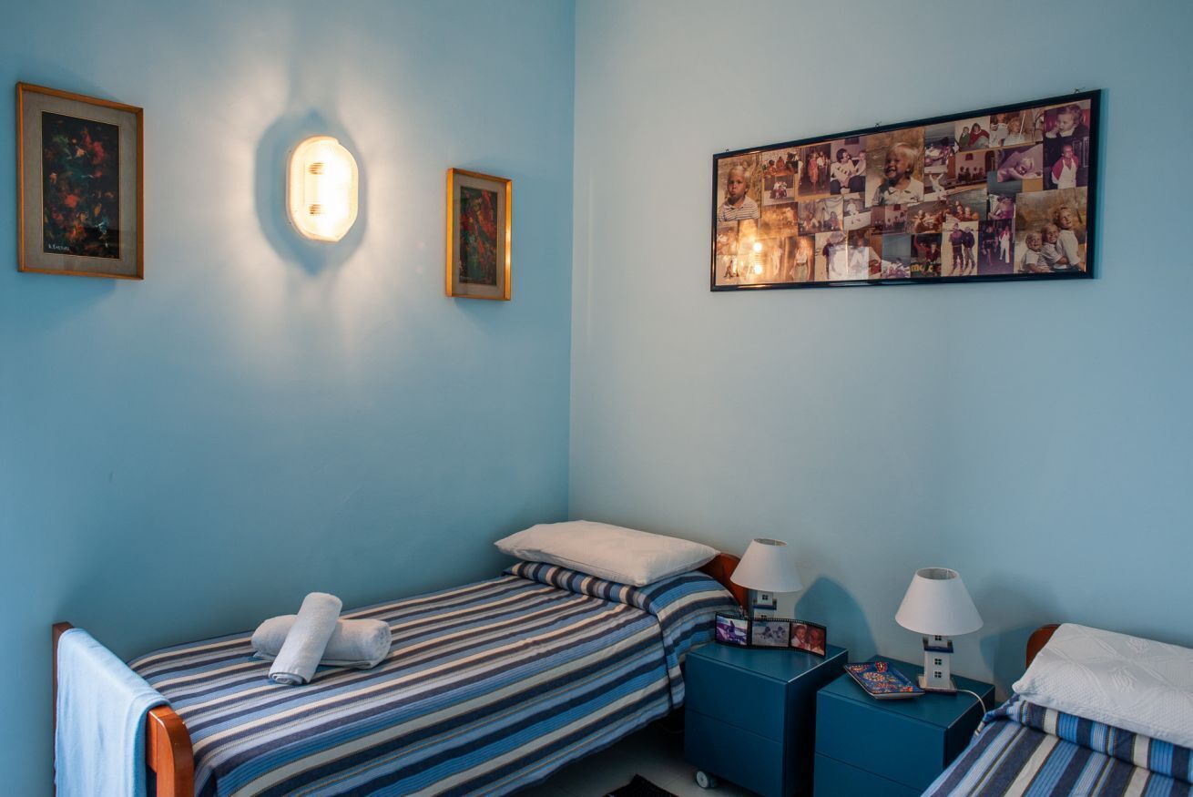 5 Schlafzimmer, Schreibtisch, Bügeleisen/Bügelbrett