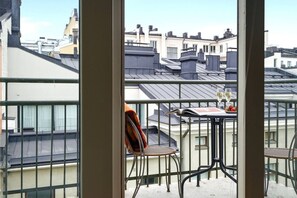 Outdoor dining - Balcony Studio | Rooftop Views | Tram 200m | Lift (Helsinki)
