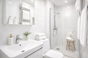 Hair dryer, towels - Balcony Studio | Rooftop Views | Tram 200m | Lift (Helsinki)