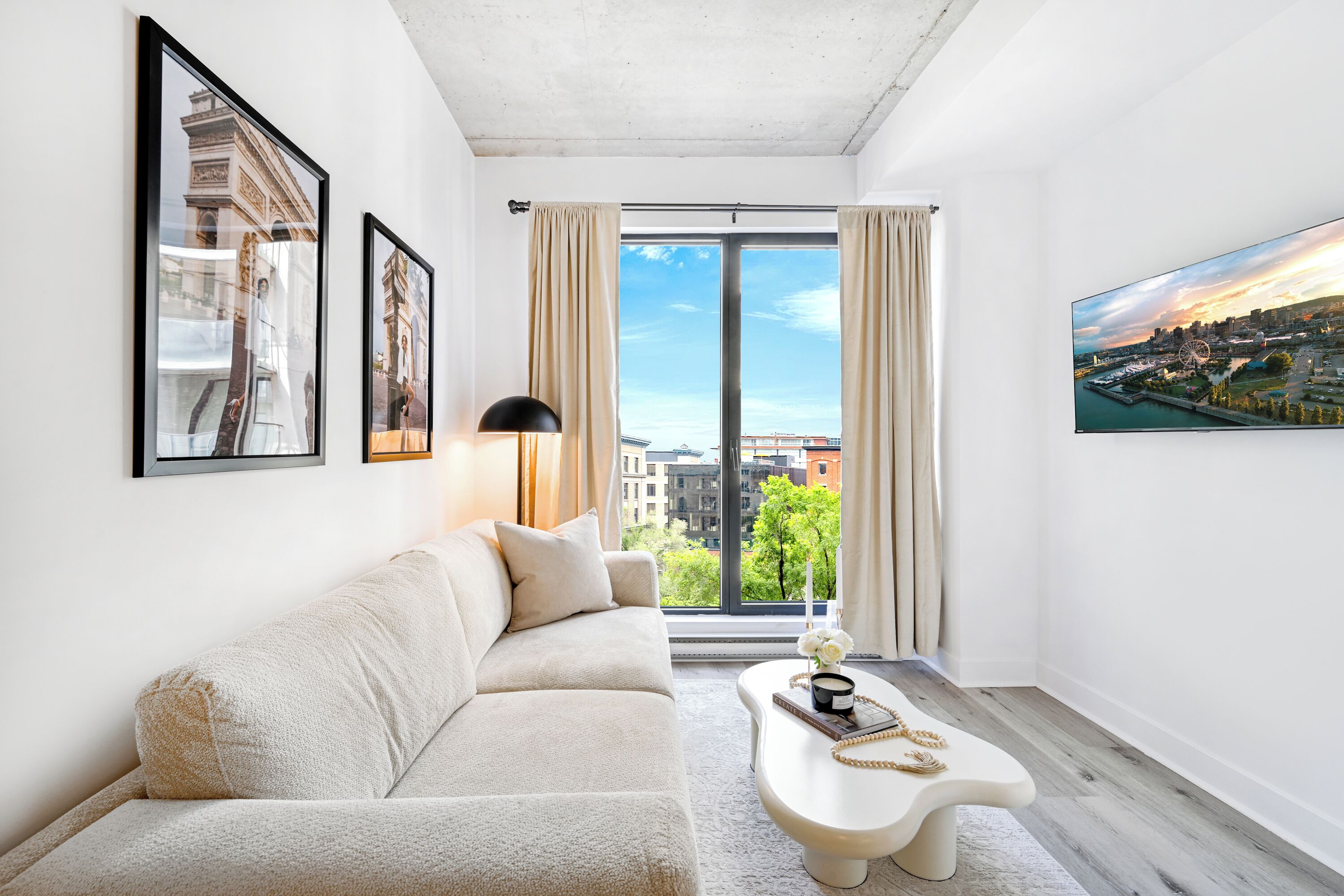 Suite Galeri, 1 Tempat Tidur Queen, balkon, pemandangan kota | Area keluarga