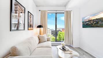 Suite Galeri, 1 Tempat Tidur Queen, balkon, pemandangan kota | Area keluarga