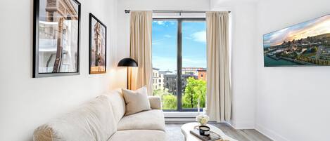 Gallery Suite, 1 Queen Bed, Balcony, City View | Living area