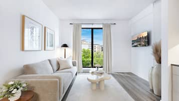 Premium Suite, 1 Katil Ratu (Queen), Kitchen, City View | Ruang tamu | 50 inci sebuah televisyen pintar dengan digital, Netflix