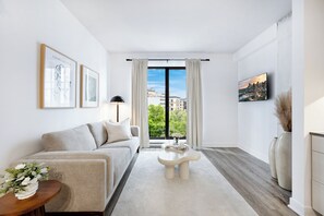 Premium Suite, 1 Queen Bed, Kitchen, City View | Living area | 50-inch Smart TV with digital channels, Netflix, streaming services - The York Collective - Old Montréal (Montréal)
