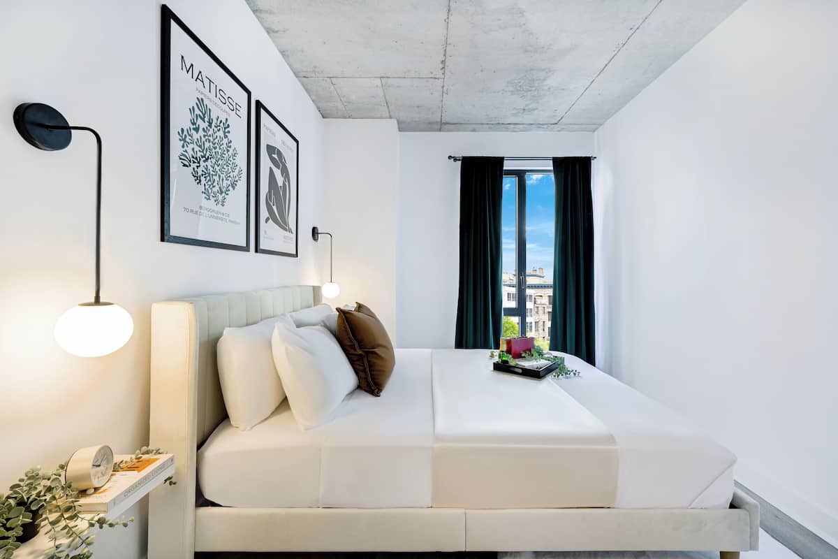 Gallery Suite, 1 Queen Bed, Balcony, City View